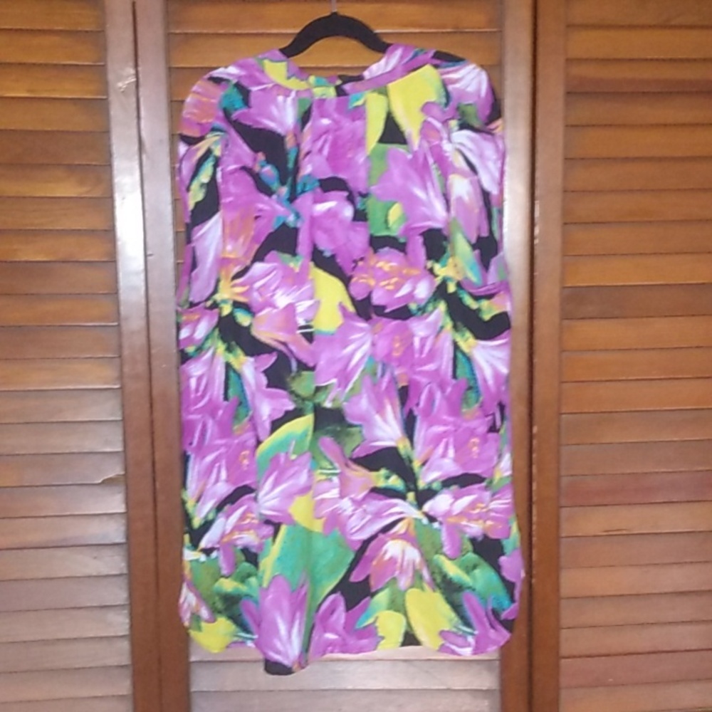 6/$20 Top - Picture 3 of 4